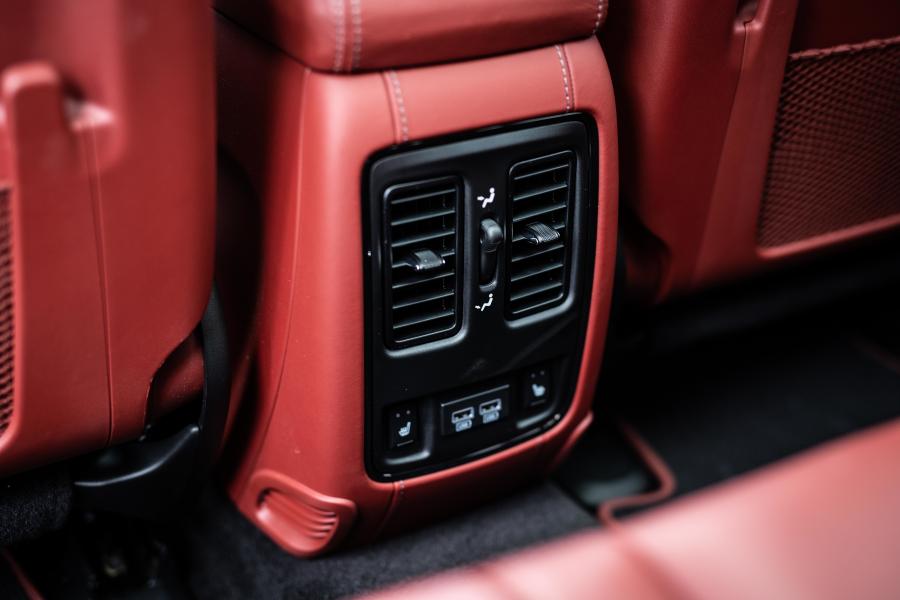 Детали интерьера Jeep Grand Cherokee Trackhawk (WK2) 2018 года  (JP) (фото 18 из 22)
